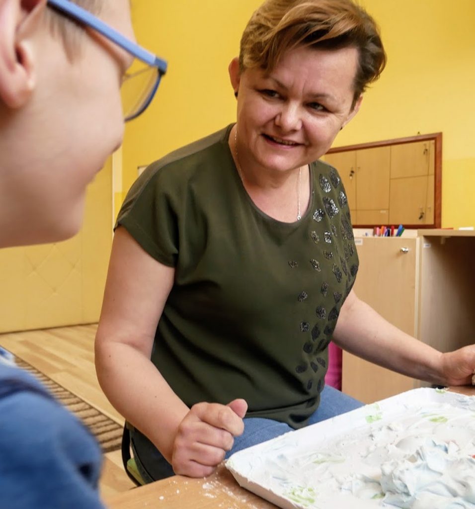 Pedagog Katarzyna Pytel w gabinecie z dzieckiem.