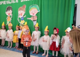 grupa dzieci na tle zielonej dekoracji konkurs piosenki