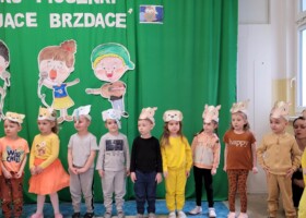 grupa dzieci na tle zielonej dekoracji konkurs piosenki