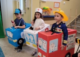 trójka dzieci w autach z kartonu konkurs piosenki