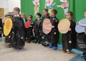 grupa dzieci na tle zielonej dekoracji konkurs piosenki