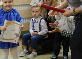 Pani dyrektor pasuje dziewczynkę na przedszkolaka