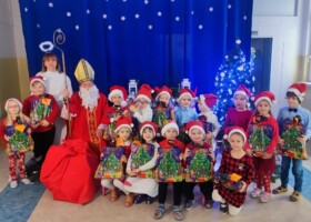 Grupa dzieci z nauczycielami i świętym Mikołajem