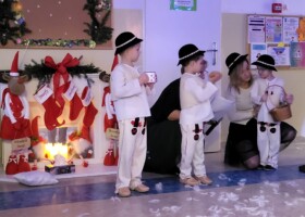 Chłopcy przebrani za pasterzy występują podczas Jasełek