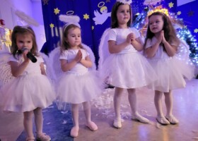 Dziewczynki przebrane za aniołki podczas Jasełek