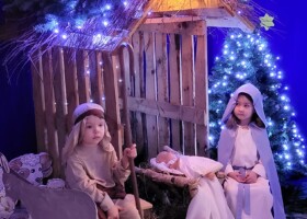 Dzieci przebrane za Józefa i Maryję podczas Jasełek