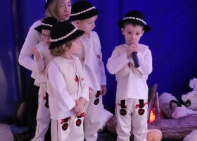Chłopcy przebrani za pasterzy występują podczas Jasełek