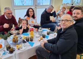 Wspólny poczęstunek w grupie 2 z okazji Dnia Babci i Dziadka