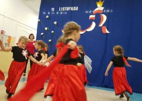 Występ dzieci na holu przedszkolnym z okazji święta11 listopada