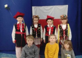 Grupa dzieci w przebraniu Krakowiaka