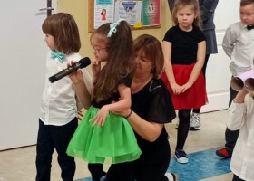 Występ na holu przedszkolnym grupy 5 z okazji Dnia Babci i Dziadka