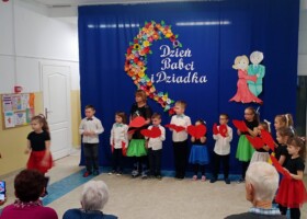 Występ na holu przedszkolnym grupy 5 z okazji Dnia Babci i Dziadka