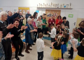 Występ na holu przedszkolnym grupy 5 z okazji Dnia Babci i Dziadka