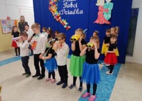 Występ na holu przedszkolnym grupy 5 z okazji Dnia Babci i Dziadka