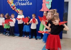 Występ na holu przedszkolnym grupy 5 z okazji Dnia Babci i Dziadka