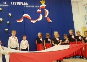 Występ dzieci na holu przedszkolnym z okazji święta11 listopada