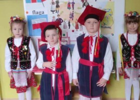 Grupa dzieci w przebraniu Krakowiaka