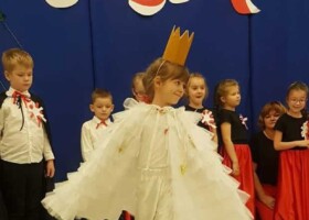 Występ dzieci na holu przedszkolnym z okazji święta11 listopada