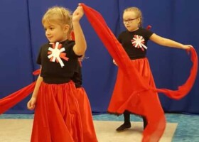 Występ dzieci na holu przedszkolnym z okazji święta11 listopada