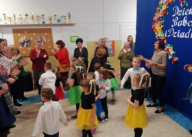 Występ na holu przedszkolnym grupy 5 z okazji Dnia Babci i Dziadka