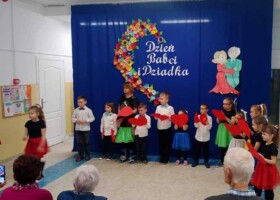 Występ na holu przedszkolnym grupy 5 z okazji Dnia Babci i Dziadka