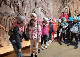 Grupa dzieci na wycieczce w kopalni soli w Bochni