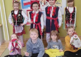 Grupa dzieci w przebraniu Krakowiaka