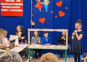Występ na holu przedszkolnym dzieci z grupy 4 z okazji Dnia Babci i Dziadka