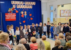 Występ na holu przedszkolnym dzieci z grupy 4 z okazji Dnia Babci i Dziadka